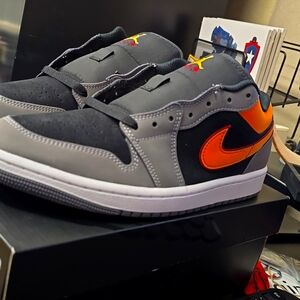 Jordan 1 Low sz 9 Black/Vivid Orange-LT Graphite